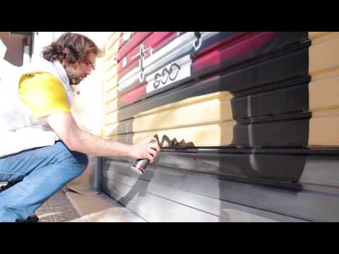 Decoración puerta parking con un 600