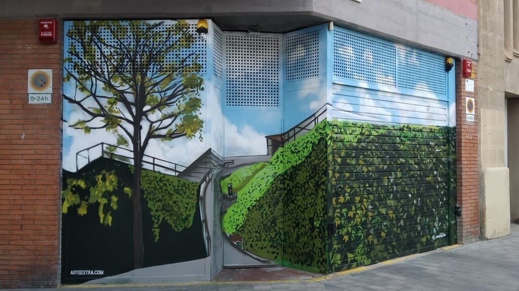 Antes y después - Resultado Final - Decoración graffiti profesional parking Naturaleza Barcelona ARTEEXTRA 2021