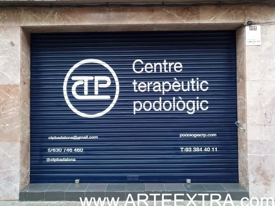 Centro podologico Badalona - Cierre metálico tienda graffiti profesional - ARTEEXTRA 2022