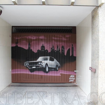 Decoración con coche retro y skyline Barcelona en graffiti por Arte Extra