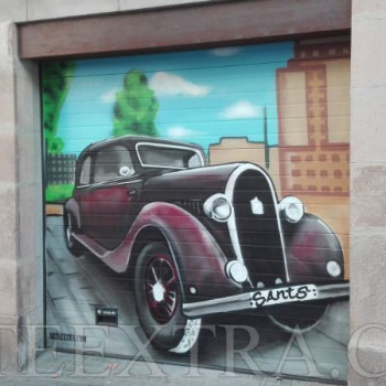 Decoración entrada parking con coche antiguo Sants Barcelona -ArteExtra