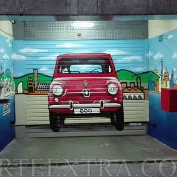 Decoración graffiti profesional SEAT 600 y skyline en paredes laterales entrada garaje en Les Corts por ArteExtra