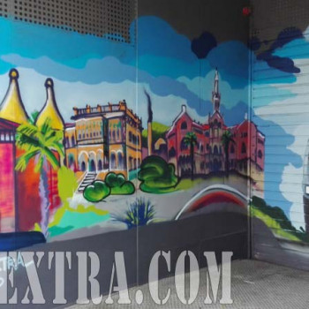 Decoración graffiti puerta parking SEAT 600 y pared lateral vista Sant Pau con graffiti en Barcelona