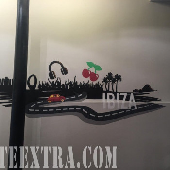 Decoración profesional mural Ibiza en restaurante Barcelona por ArteExtra