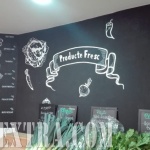 Decoración tienda con texto y dibujos alimentos en Barcelona por ArteExtra