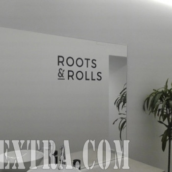 Detalle decoración mural profesional rotulada para Roots Roll en Barcelona por ArteExtra