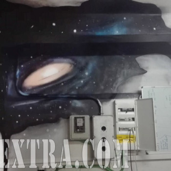 Detalle mural graffiti galaxias espacio en rincon interior local oficina - Arte Extra 2017