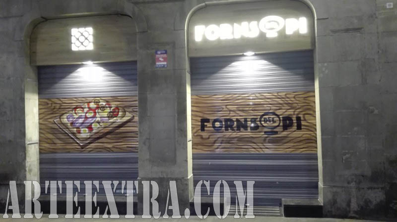 Dos de las persianas decoradas con graffiti - Forns del Pi - Ciutat Vella Barcelona - ArteExtra 2018