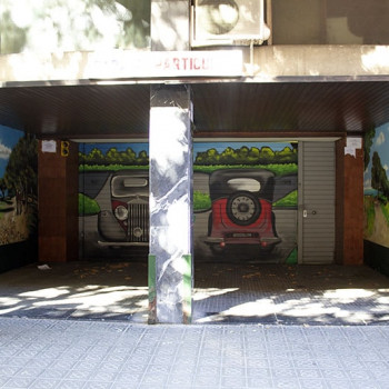 Entrada parking y paredes laterales graffiti en Eixample Barcelona por ArteExtra