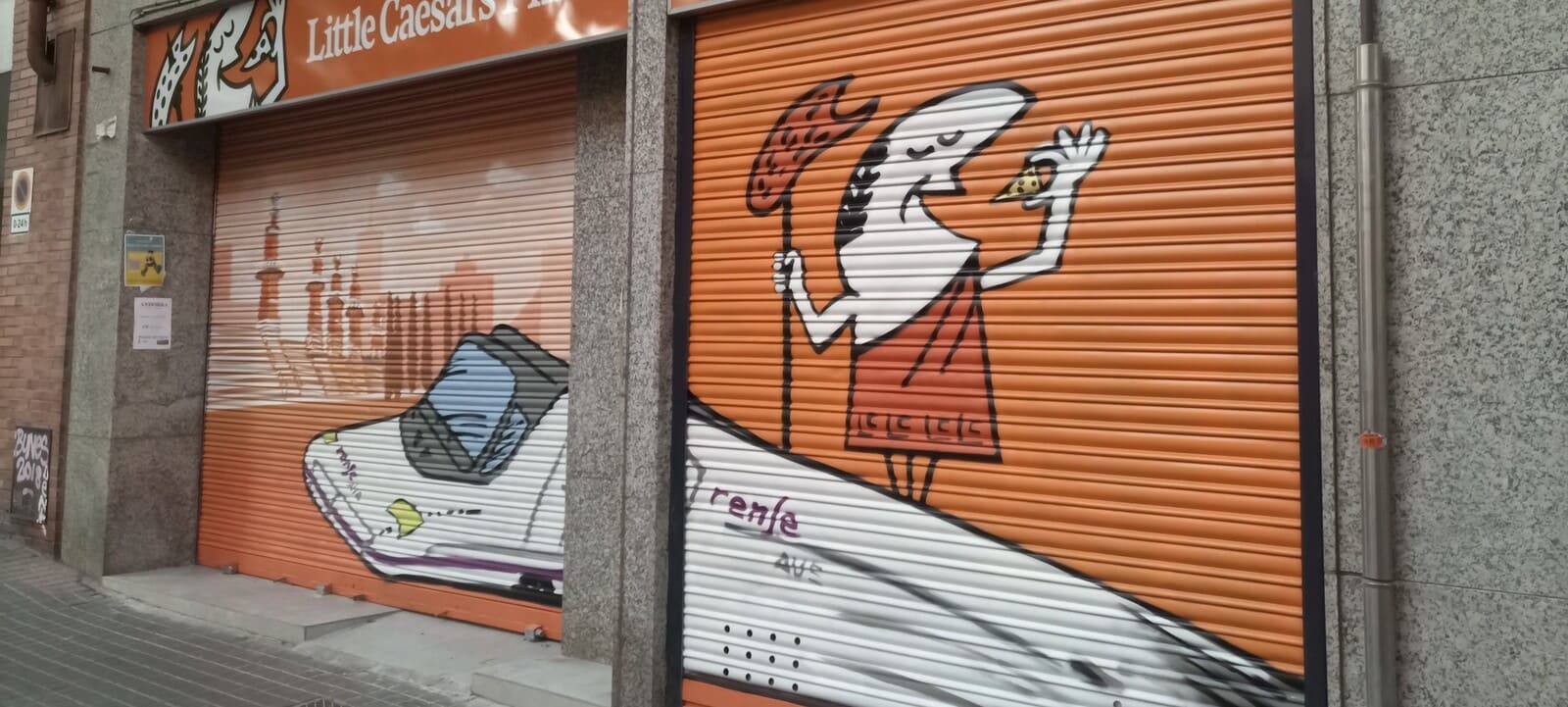 FO DE Persiana decorada graffiti Little Caesars Pizza en Barcelona