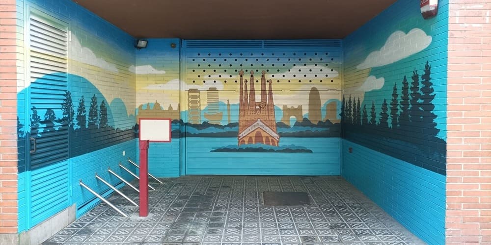 FO DE RE - Parking decorado graffiti en Clot Barcelona skyline con edificios y Sagrada Familia