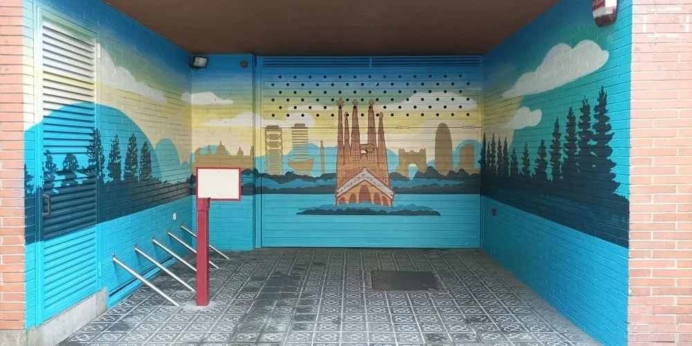 Parking decorado graffiti en Clot Barcelona skyline con edificios y Sagrada Familia