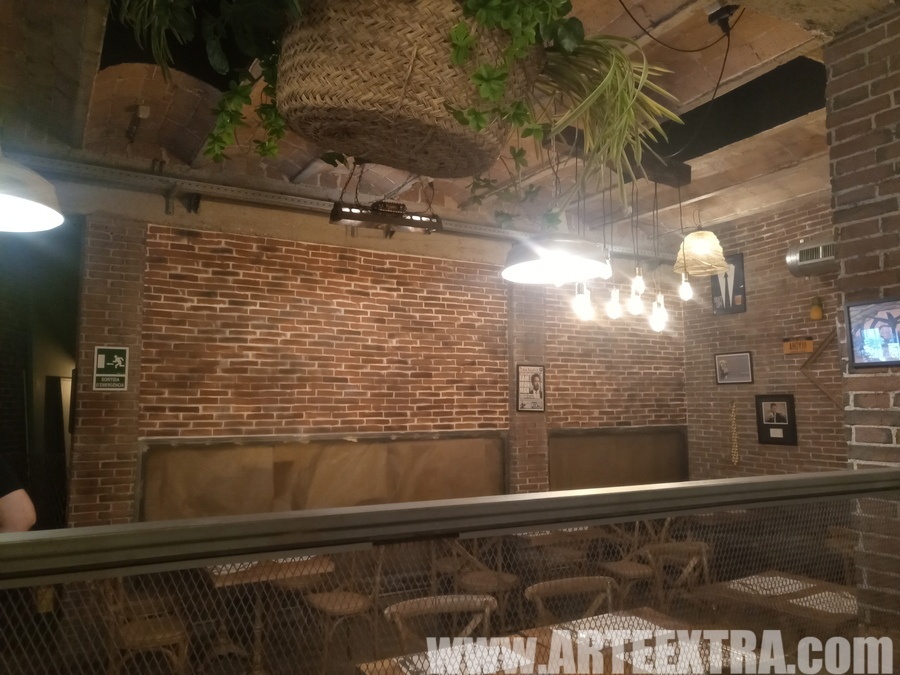 Sala restaurante Ovante falso ladrillo en Barcelona - ARTEEXTRA