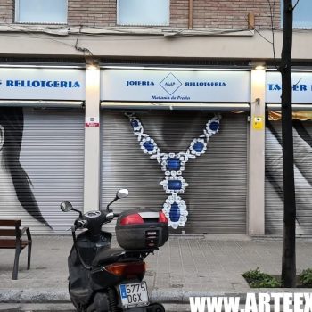Persiana decorada tienda equipamiento personal en Barcelona