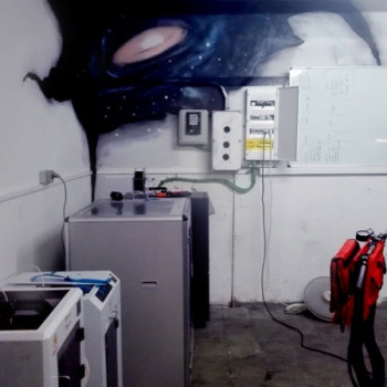 Mural graffiti galaxias espacio en rincón interior local oficina - Arte Extra 2017
