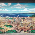 Graffiti panorámica Barcelona en puerta metálica parking Sagrera - ArteExtra