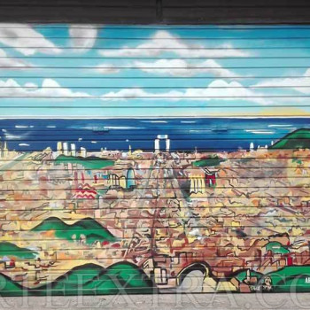 Graffiti panorámica Barcelona en puerta metálica parking Sagrera - ArteExtra