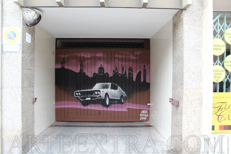 Decoración en graffiti puerta metálica Parking Soler Eixample Barcelona - ArteExtra