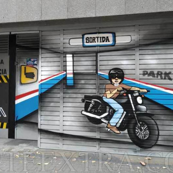 Decoración profesional graffiti en parking motos y coches de Barcelona - ArteExtra