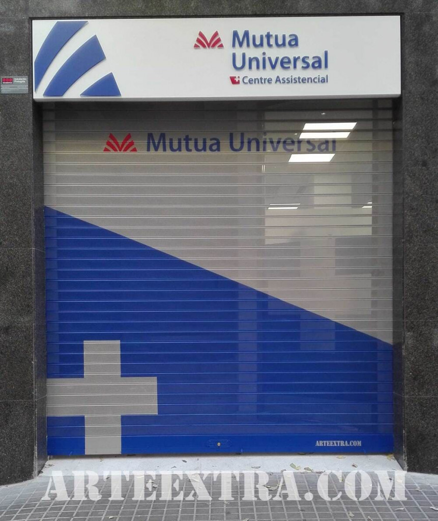 Persiana decorada graffiti Mutua Universal en Barcelona
