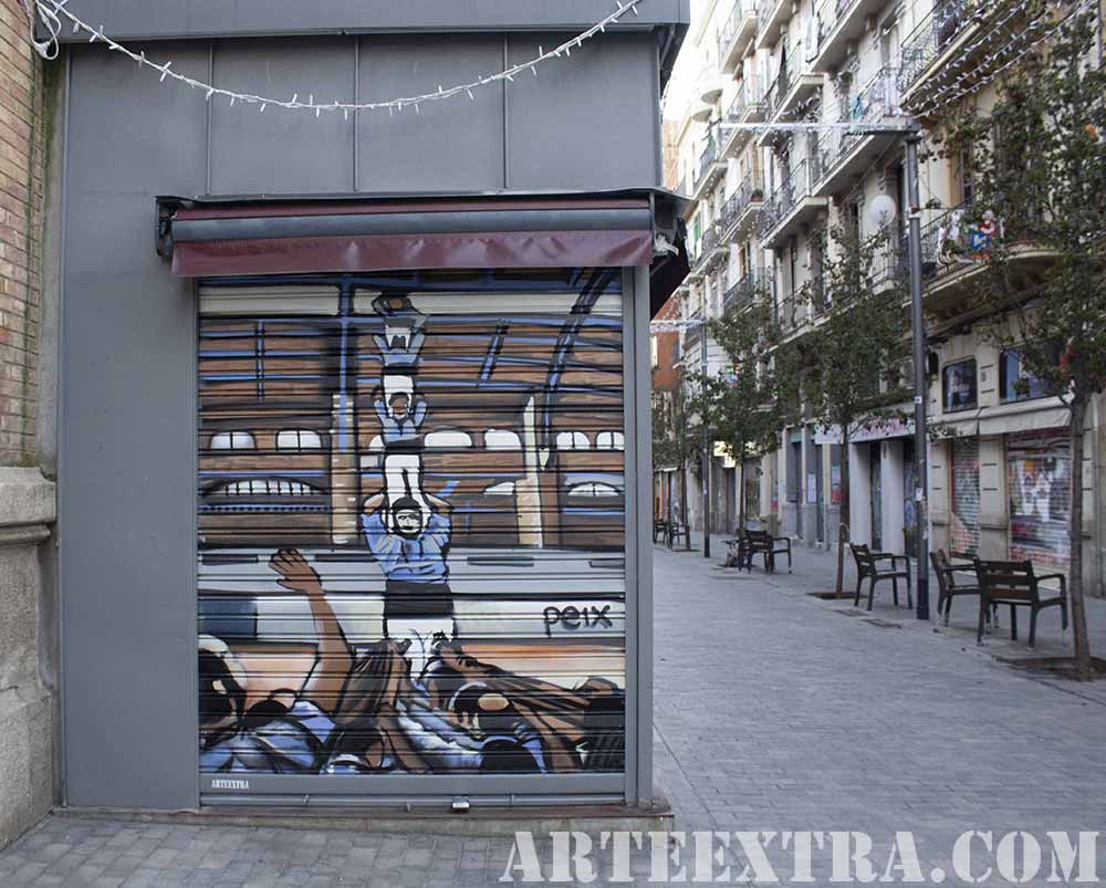 Persiana decorada antigua fotografia Castellers de Sants en graffiti por ARTEEXTRA