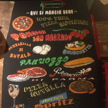 Pizarra rotulación mural profesional con platos carta Restaurante Pummarola en Barcelona por ArteExtra