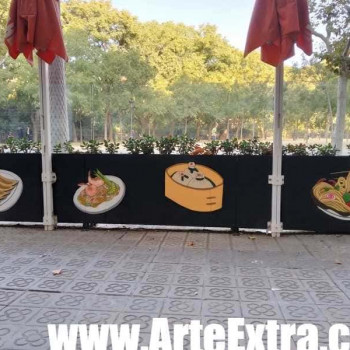 Plano general decoración graffiti de maceteros terraza en Barcelona