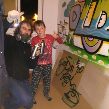 Plano general mural personalizado letras graffiti nombre niño Ibai Cornellà 2017