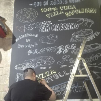 Proceso decoración pintura mural profesional con platos carta Restaurante Pizzeria Pummarola en Barcelona por ArteExtra