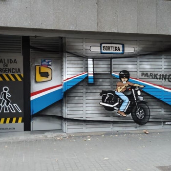Puerta de parking doble decorada trampantojo interior con senalectica en graffiti por ArteExtra 2