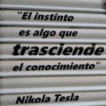 Rotulación en persiana de texto frase de Nikola Tesla en Barcelona por ArteExtra