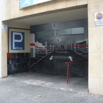 Señal parking en graffiti profesional en Barcelona por ArteExtra