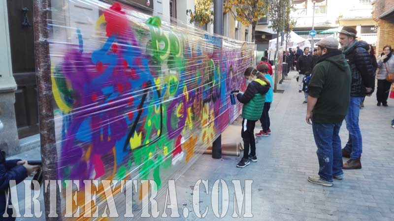 Taller graffiti infantil arte urbano Comerç Mercat Nou en Sants - Plano general - Arte Extra 2017