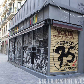 Otra vista persianas decoradas en Sants por ARTEEXTRA en graffiti