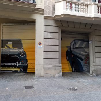 Doble entrada parking decorada graffiti en Barcelona