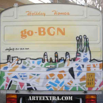 Parte posterior furgoneta decorada graffiti a mano en Barcelona