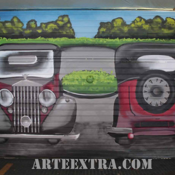 Decoración coches antiguos graffiti en puerta parking Eixample Barcelona - ArteExtra