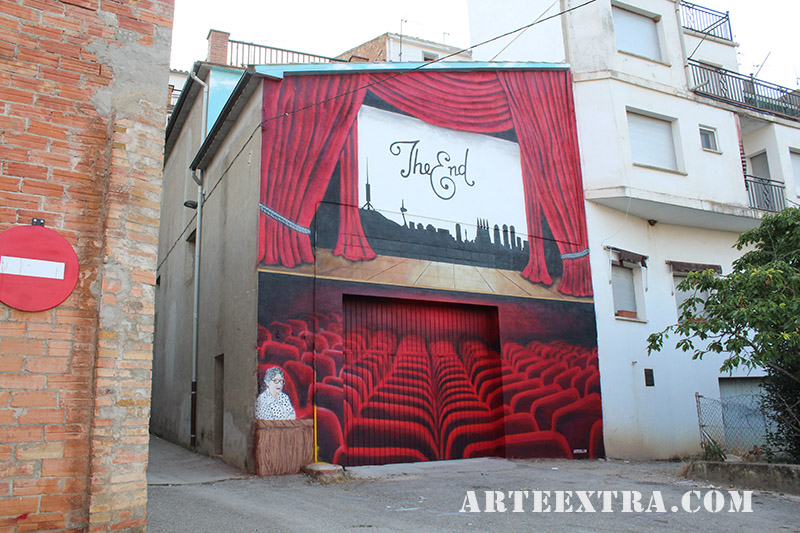 Plano general pintura mural en graffiti de platea cine Oliana Lleida - Pintado por ArteExtra en 2018