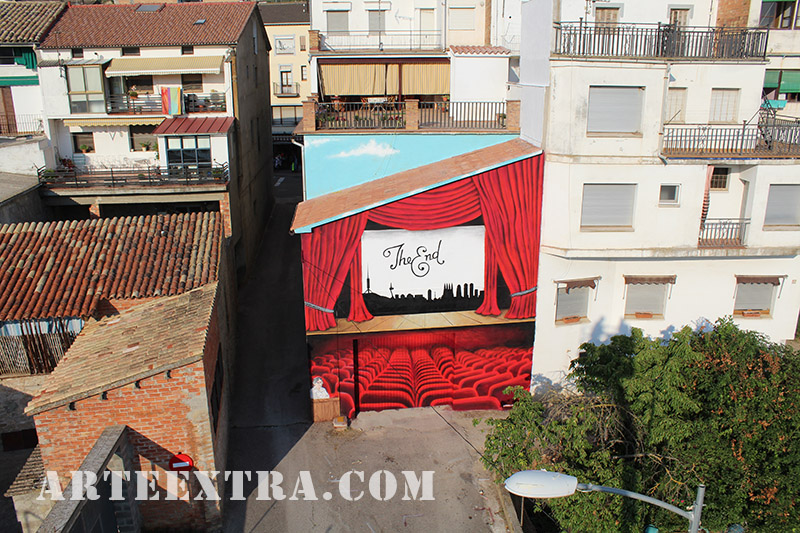 Plano general pintura mural en graffiti de platea cine Oliana Lleida - Pintado por ArteExtra en 2018 - 2