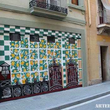 Decoración graffiti artístico Casa Vicens Gaudí en puerta parking casa particular