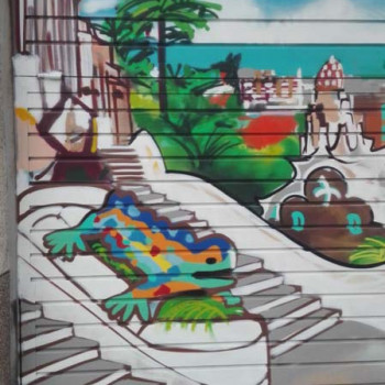 Detalle decoración graffiti puerta parking con dragón Park Güell en Barcelona - ArteExtra
