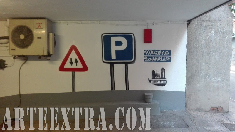 Mural graffiti ArteExtra decoración señaléctica en entrada parking Barcelona - 2