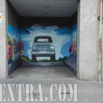 Puerta metálica parking en Guinardó decorada con coche Seat 600 en graffiti - ArteExtra