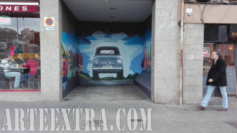 Puerta metálica parking en Guinardó decorada con coche Seat 600 en graffiti - ArteExtra
