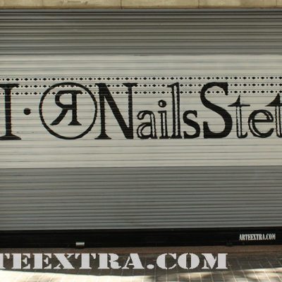 ➤ Dibuix amb pintura per decoració persiana de comerç persiana_decoracio_dibujo_spray