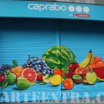 Caprabo - Detalle bodegón frutas en persianas decoradas graffiti por ArteExtra