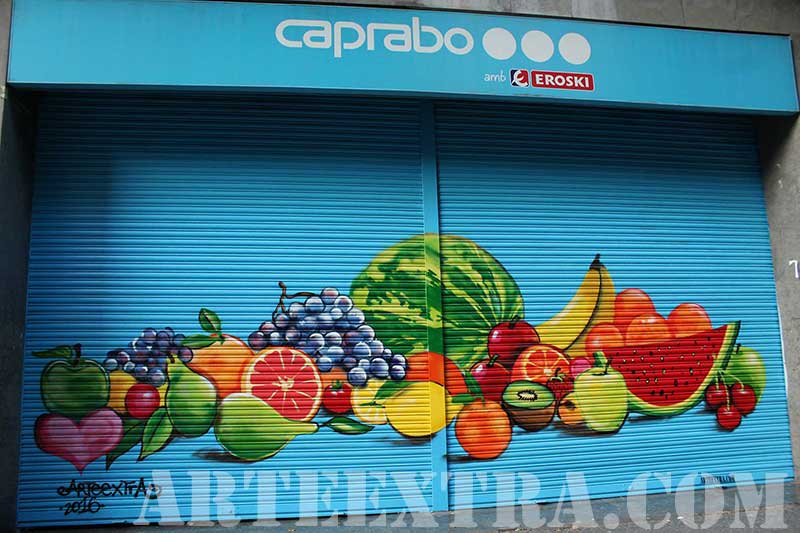 Caprabo - Detalle bodegón frutas en persianas decoradas graffiti por ArteExtra