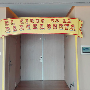 Pintura personalizada tipografía sobre madera para Hotel Vela Barcelona por ARTEEXTRA